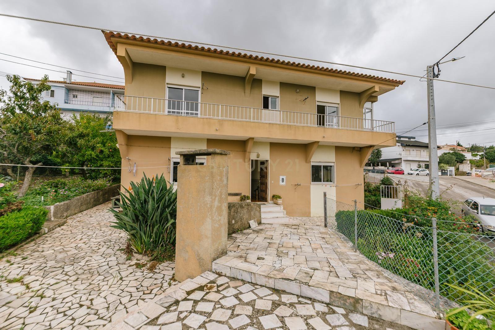 Excelente Moradia de 10 Assoalhadas, no Bairro Novo de Palhais, Loures - Image 1