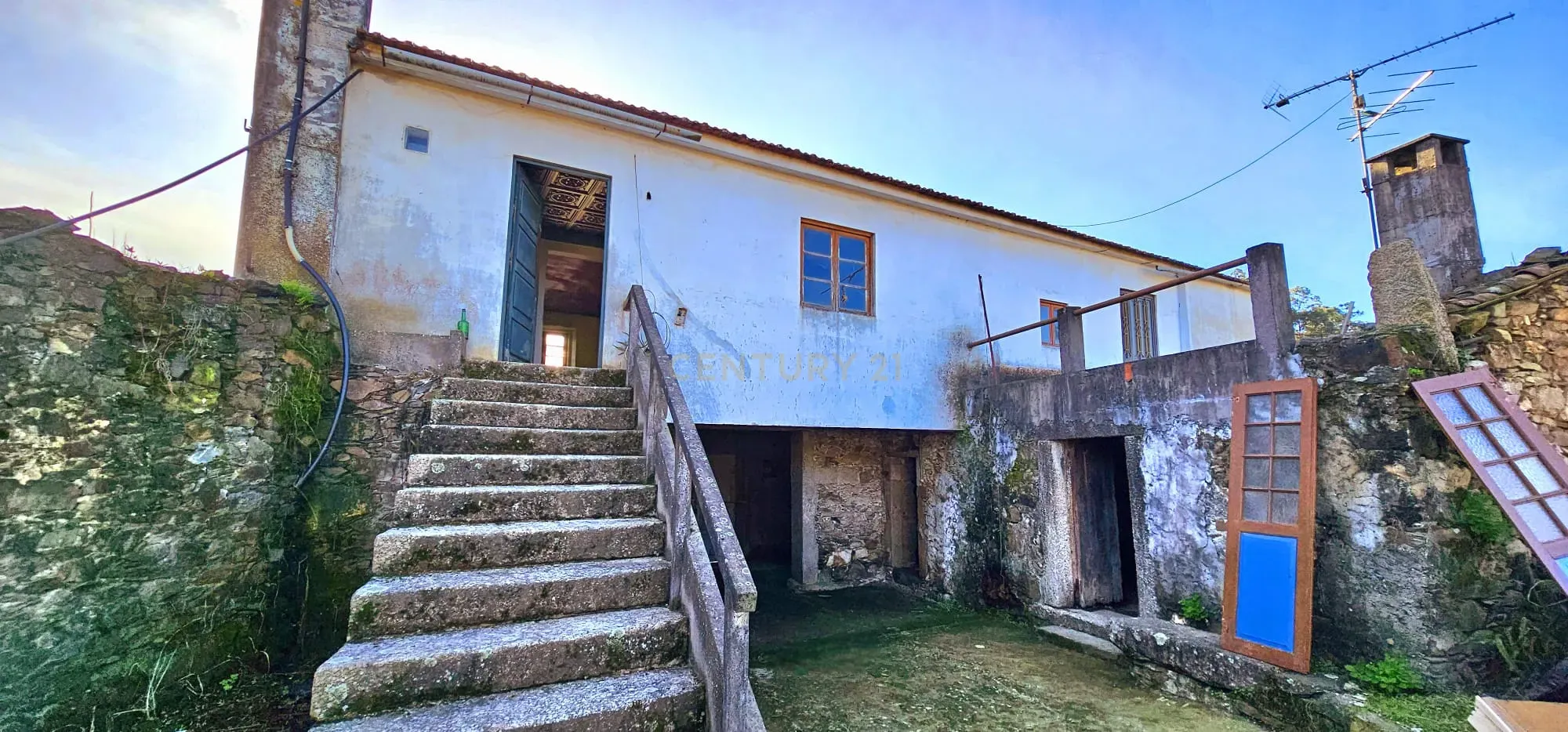 Casa para Recuperar em Braga, Ideal para Investimento - Image 1