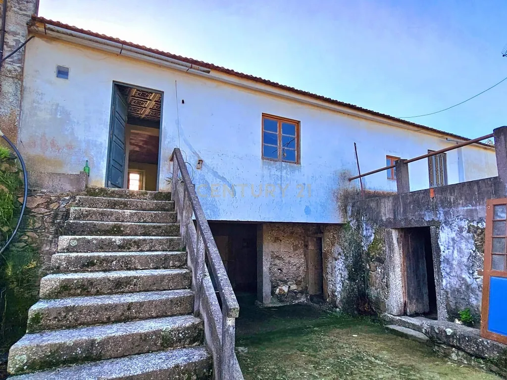 Casa para Recuperar em Barqueiros, Ideal para Investimento - Image 2