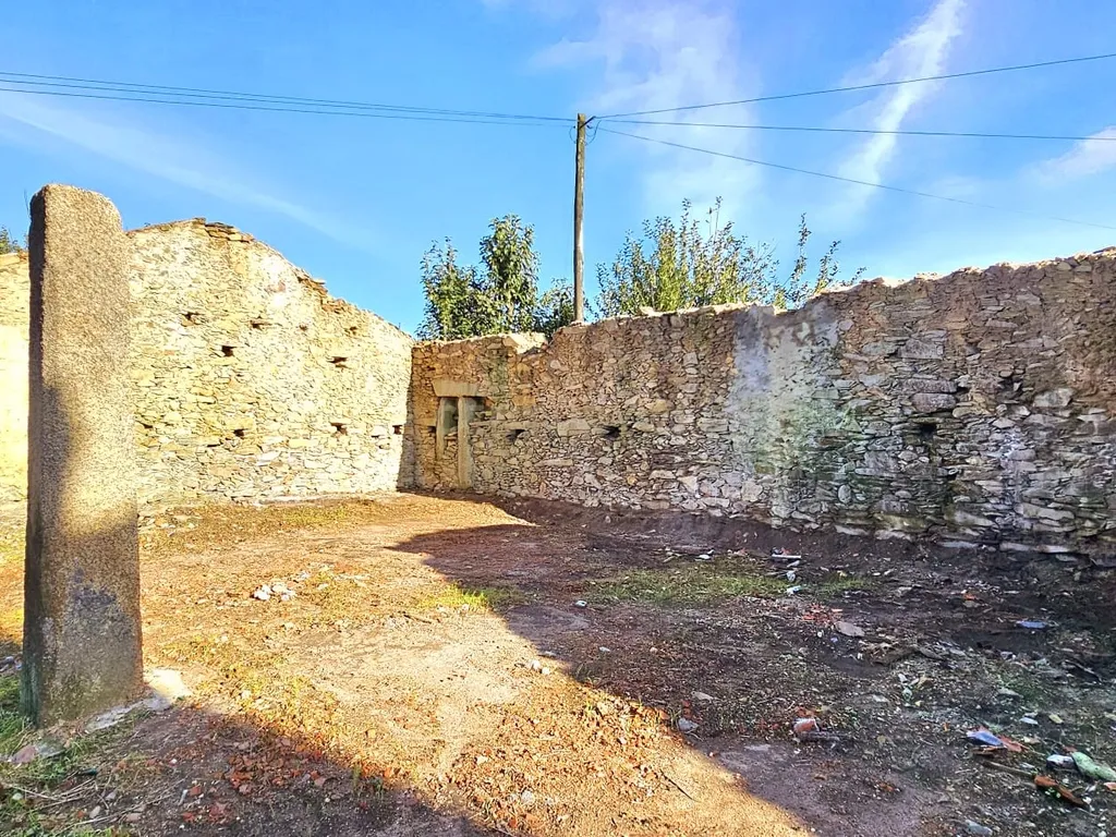 Casa para Recuperar em Barqueiros, Ideal para Investimento - Image 17