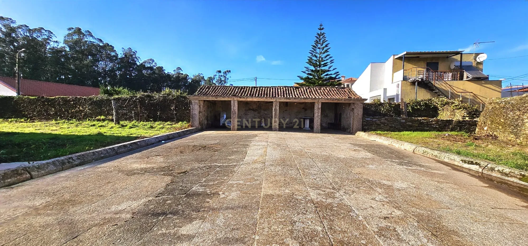 Casa para Recuperar em Braga, Ideal para Investimento - Image 3
