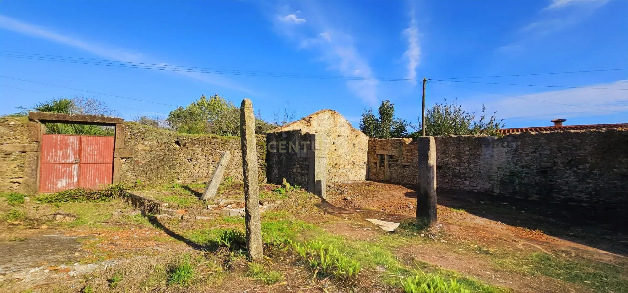Casa para Recuperar em Braga, Ideal para Investimento - Image 14