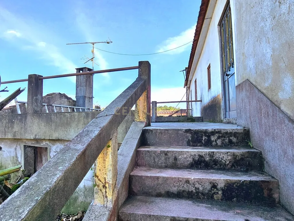 Casa para Recuperar em Barqueiros, Ideal para Investimento - Image 13