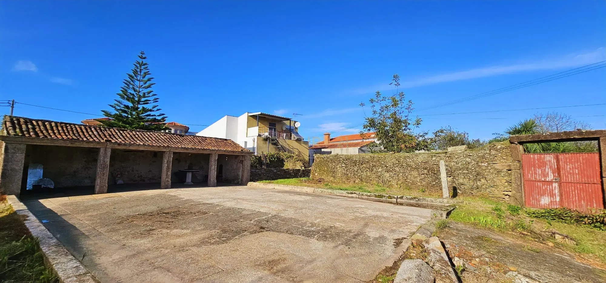 Casa para Recuperar em Braga, Ideal para Investimento - Image 15