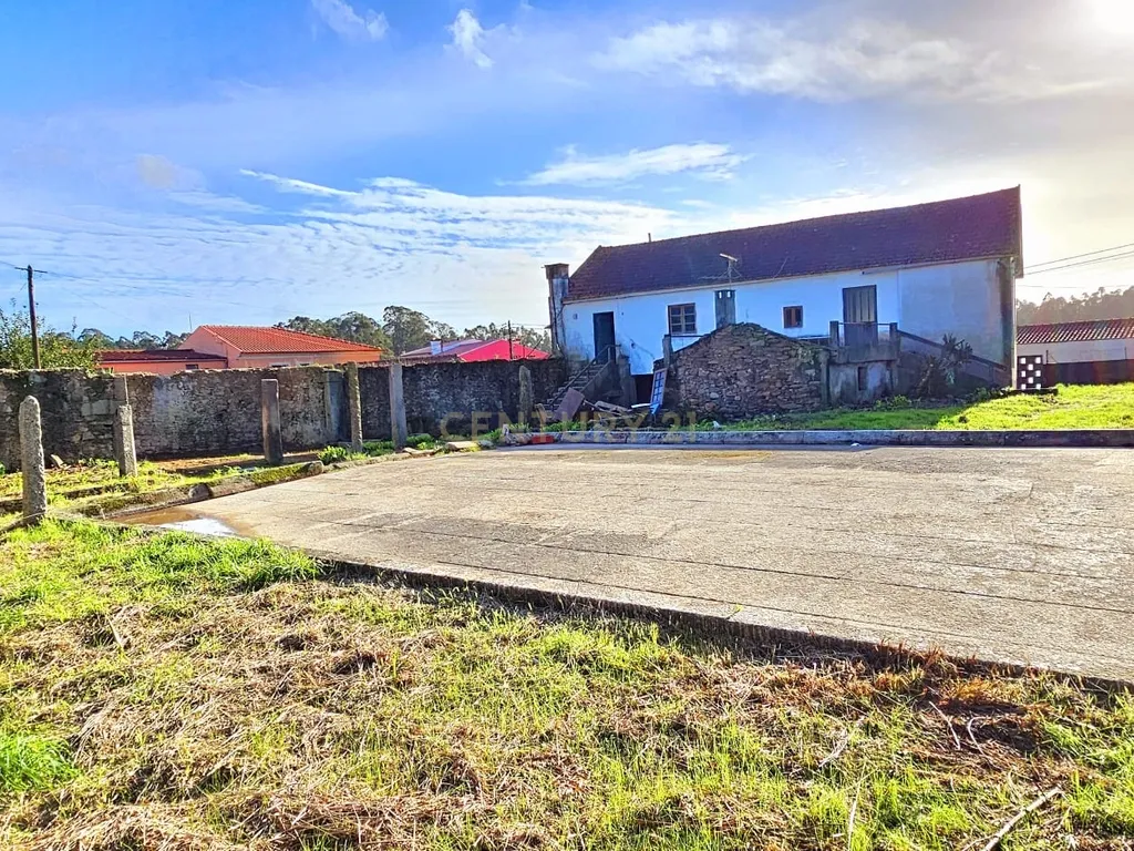 Casa para Recuperar em Barqueiros, Ideal para Investimento - Image 1