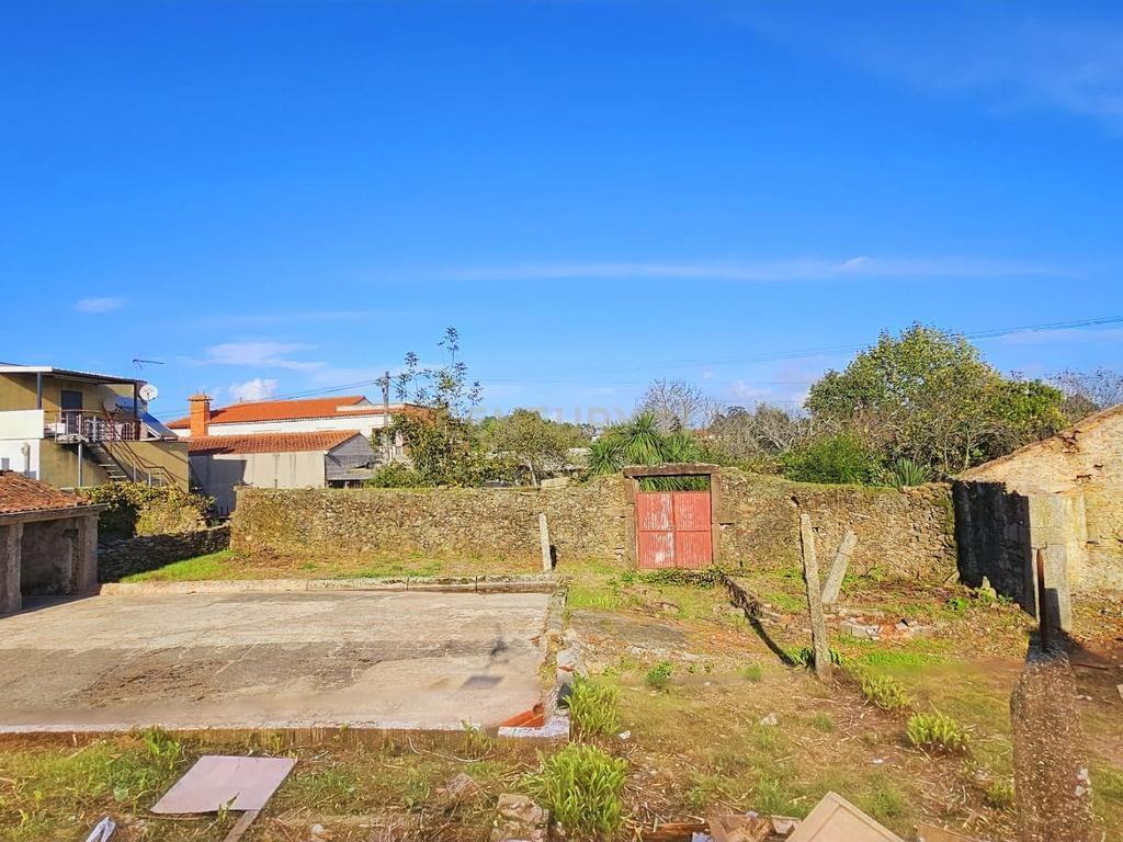 Casa para Recuperar em Barqueiros, Ideal para Investimento - Image 10
