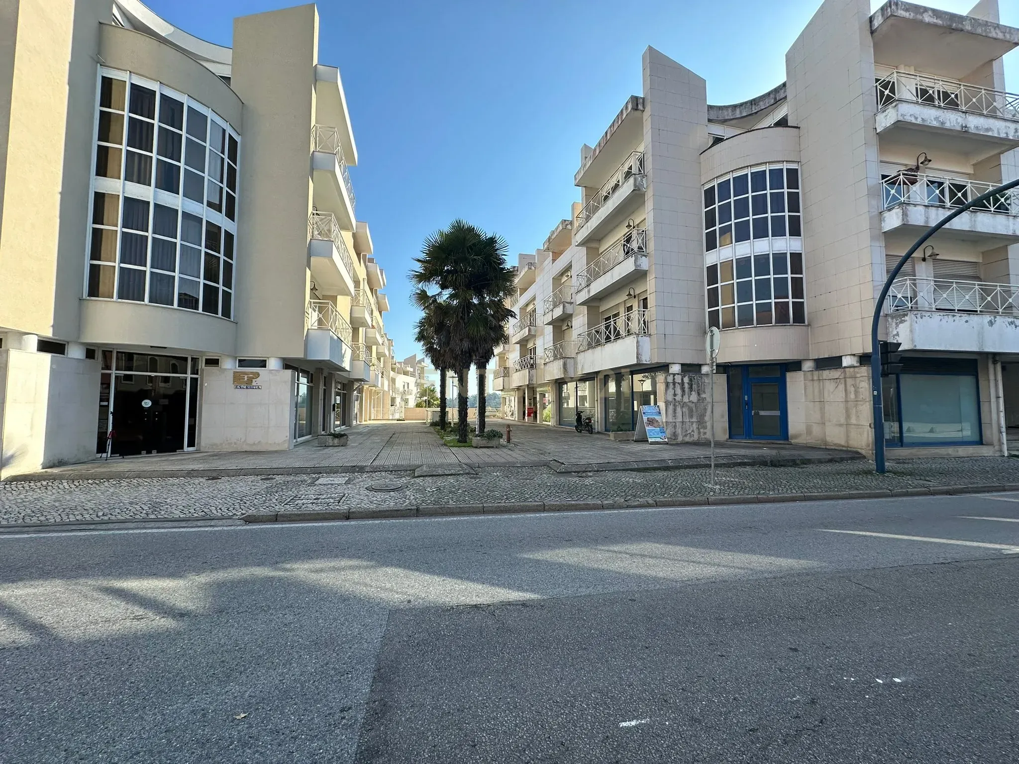 Loja de R/C e cave no centro de Vagos com grande visibilidade - Image 12