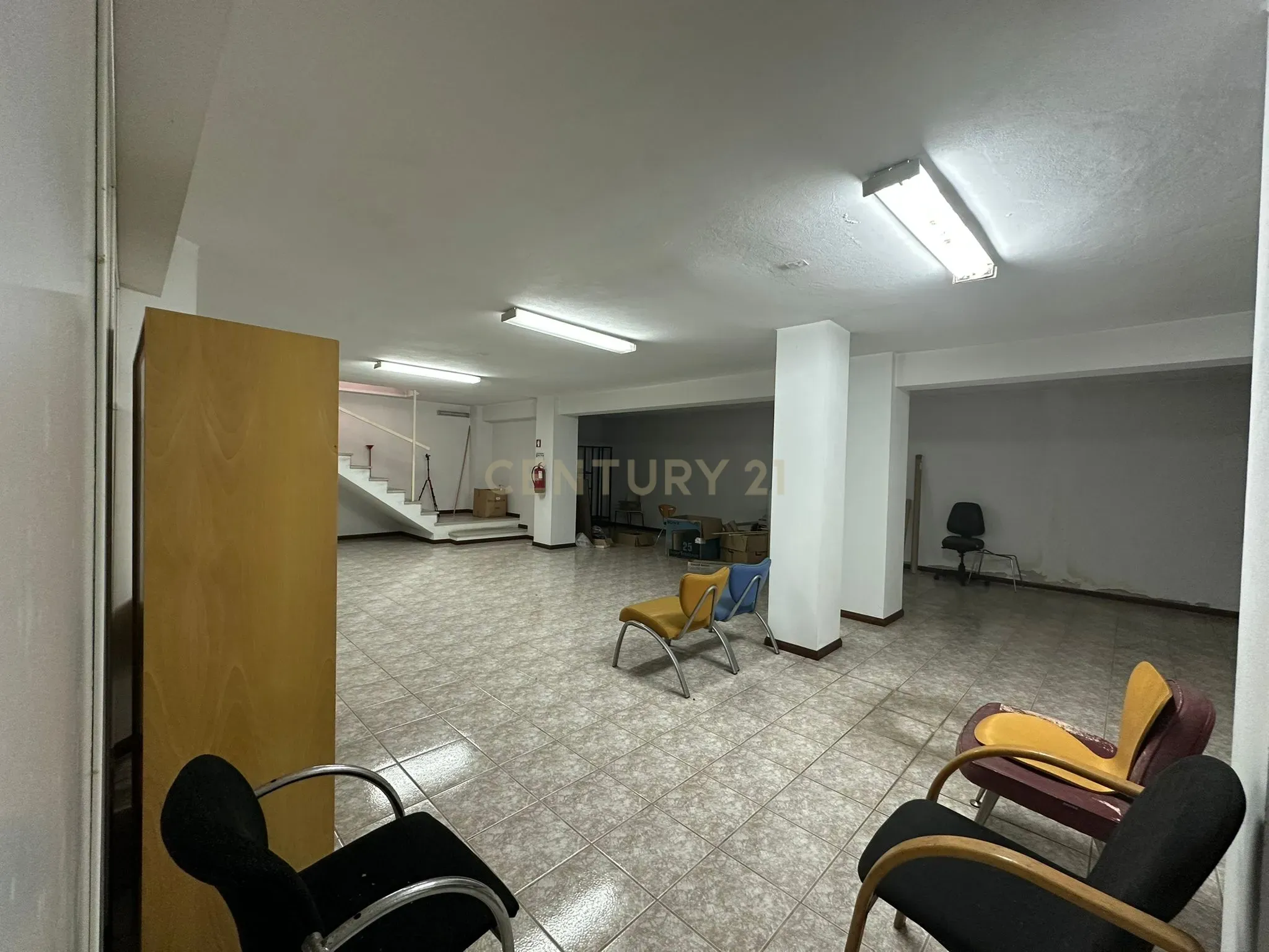 Loja de R/C e cave no centro de Vagos com grande visibilidade - Image 9