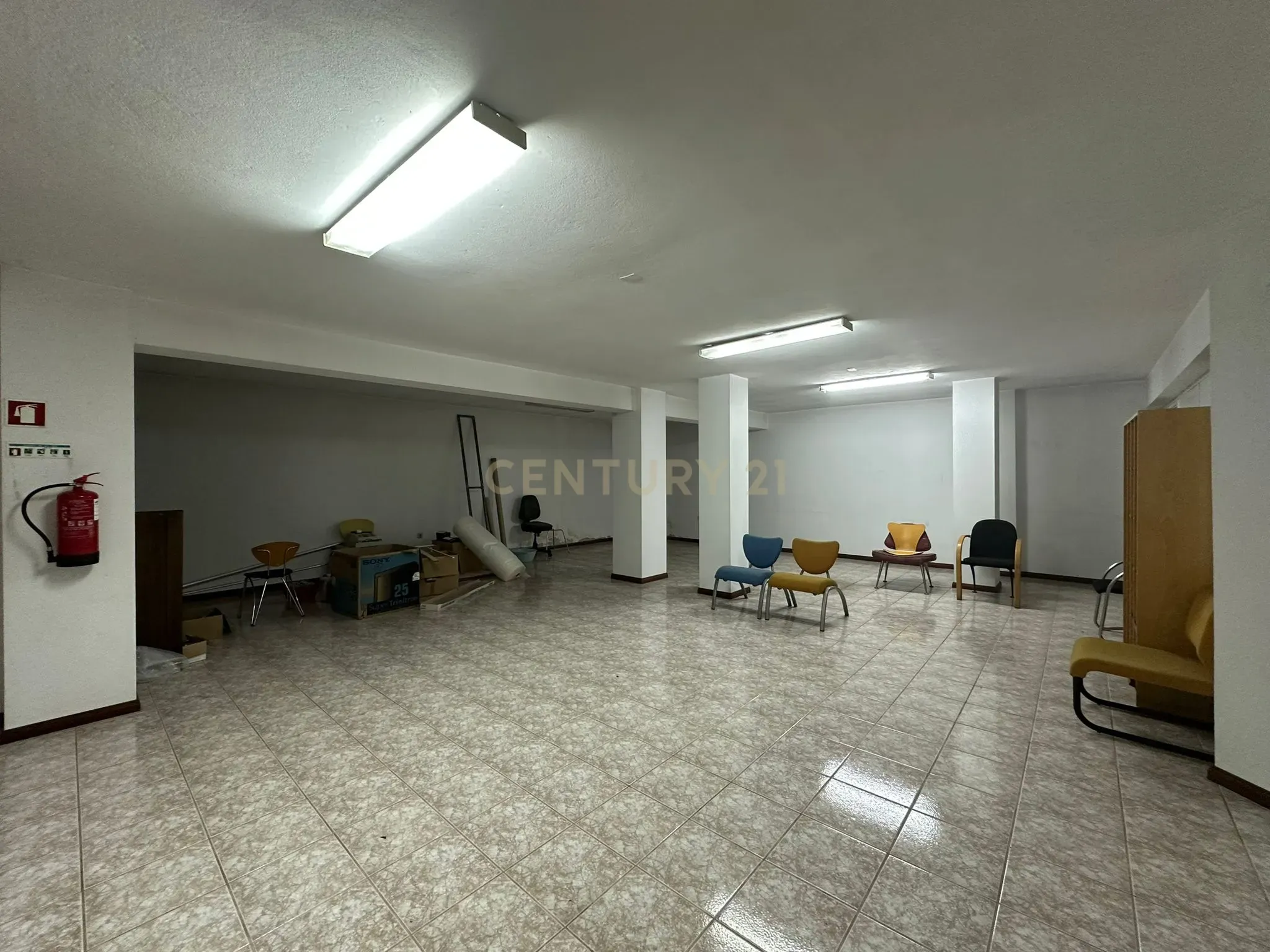 Loja de R/C e cave no centro de Vagos com grande visibilidade - Image 8