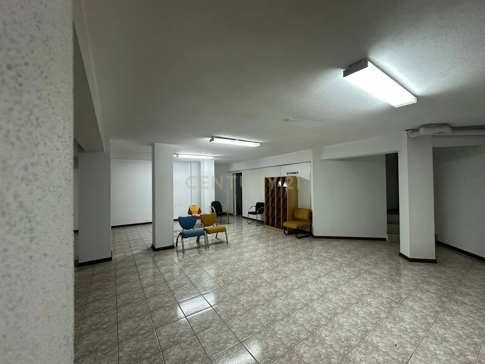 Loja de R/C e cave no centro de Vagos com grande visibilidade - Image 7
