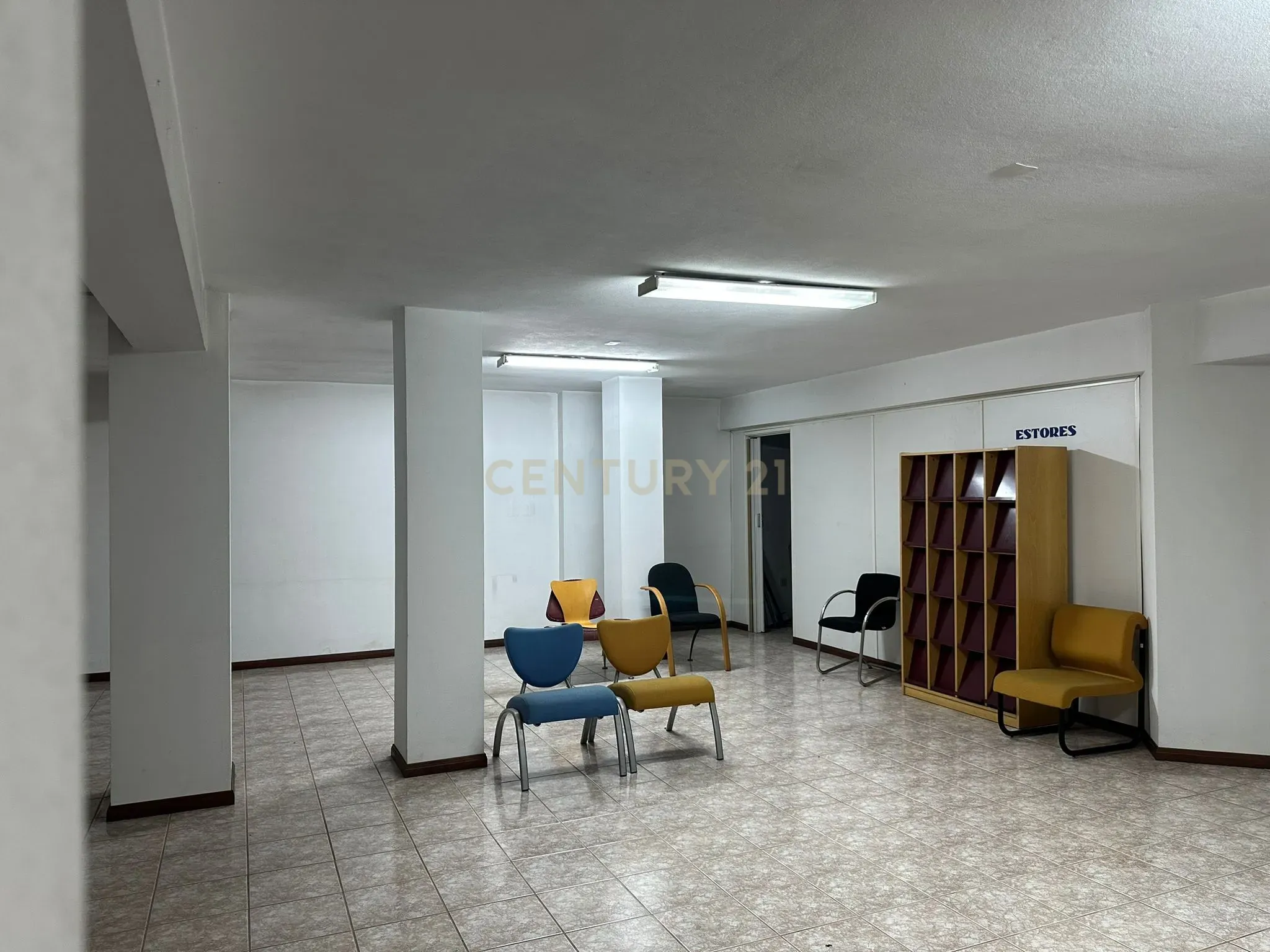 Loja de R/C e cave no centro de Vagos com grande visibilidade - Image 6
