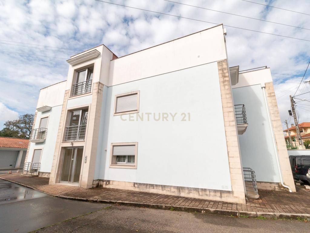 Apartamento Moderno T2 com Sótão e Garagem para Arrendamento na Boavista, Leiria - Image 35