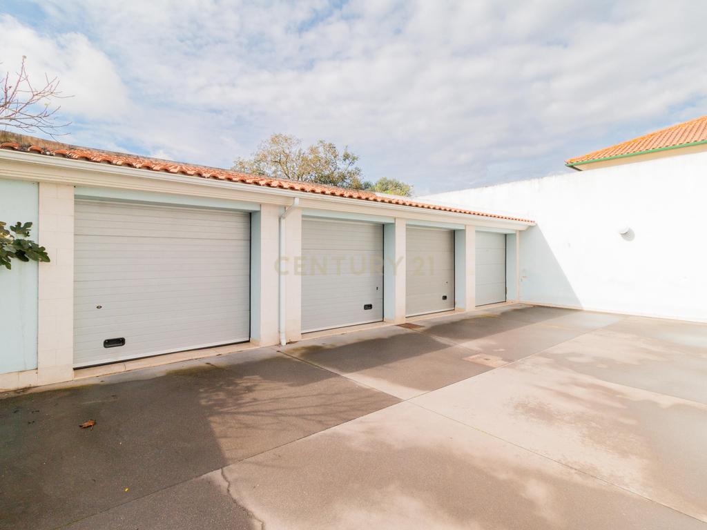 Apartamento Moderno T2 com Sótão e Garagem para Arrendamento na Boavista, Leiria - Image 4