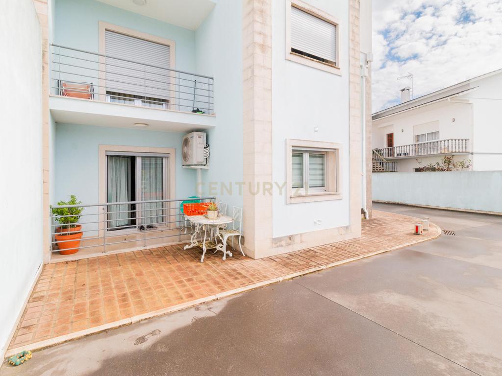Apartamento Moderno T2 com Sótão e Garagem para Arrendamento na Boavista, Leiria - Image 2