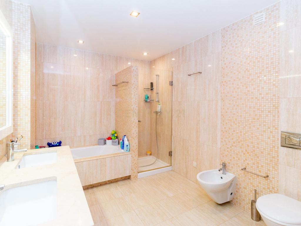 Apartamento Moderno T2 com Sótão e Garagem para Arrendamento na Boavista, Leiria - Image 6