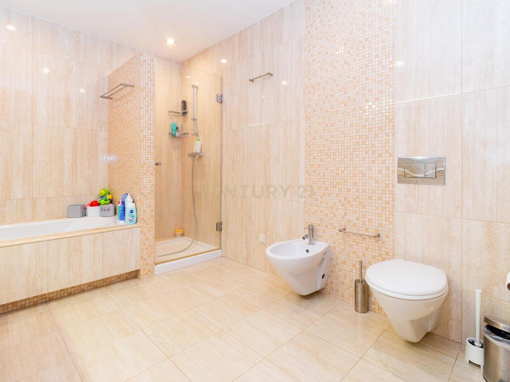 Apartamento Moderno T2 com Sótão e Garagem para Arrendamento na Boavista, Leiria - Image 5