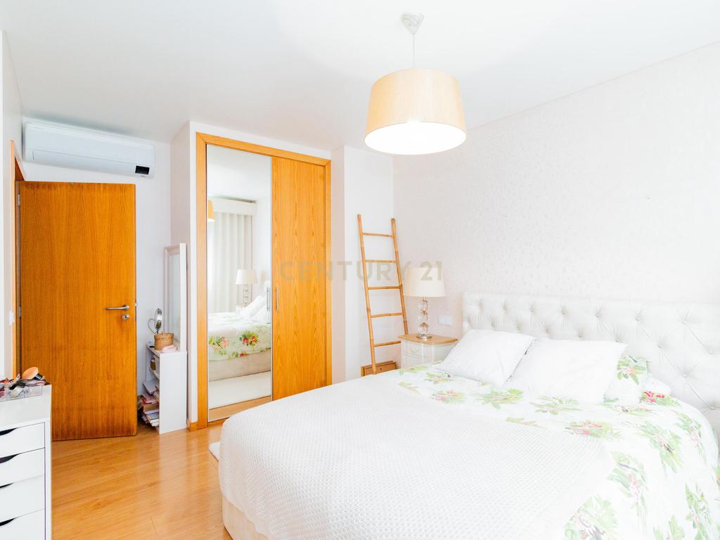 Apartamento Moderno T2 com Sótão e Garagem para Arrendamento na Boavista, Leiria - Image 15