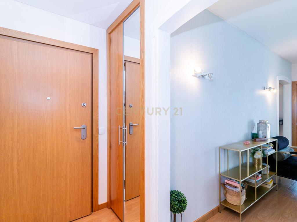 Apartamento Moderno T2 com Sótão e Garagem para Arrendamento na Boavista, Leiria - Image 12