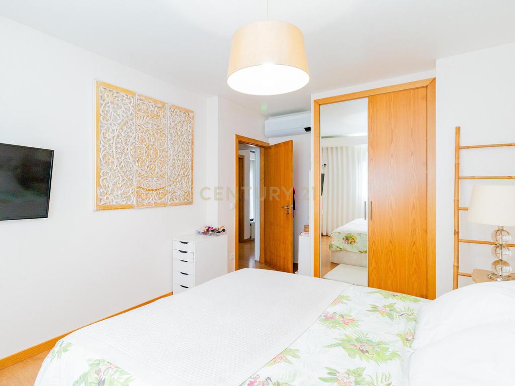Apartamento Moderno T2 com Sótão e Garagem para Arrendamento na Boavista, Leiria - Image 14