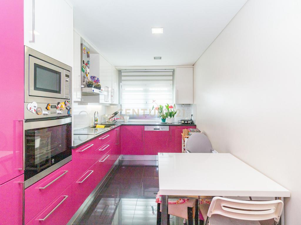 Apartamento Moderno T2 com Sótão e Garagem para Arrendamento na Boavista, Leiria - Image 10