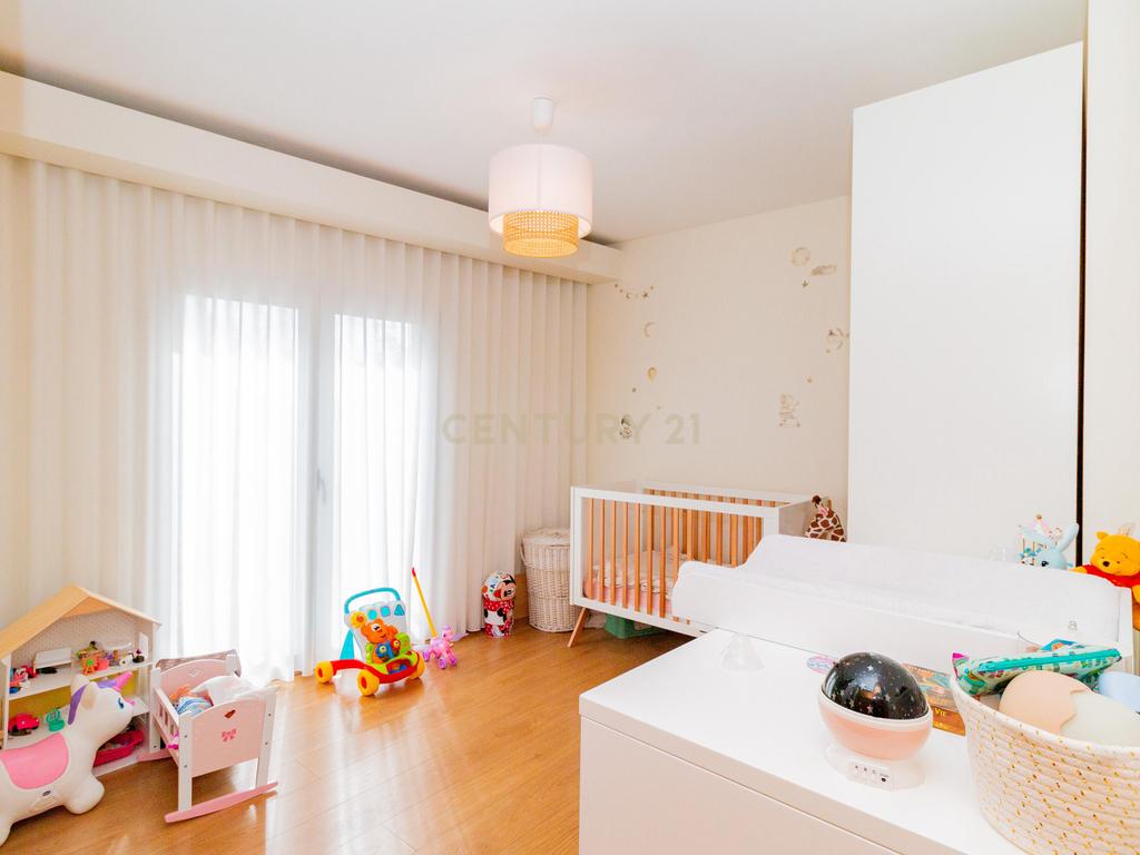 Apartamento Moderno T2 com Sótão e Garagem para Arrendamento na Boavista, Leiria - Image 16
