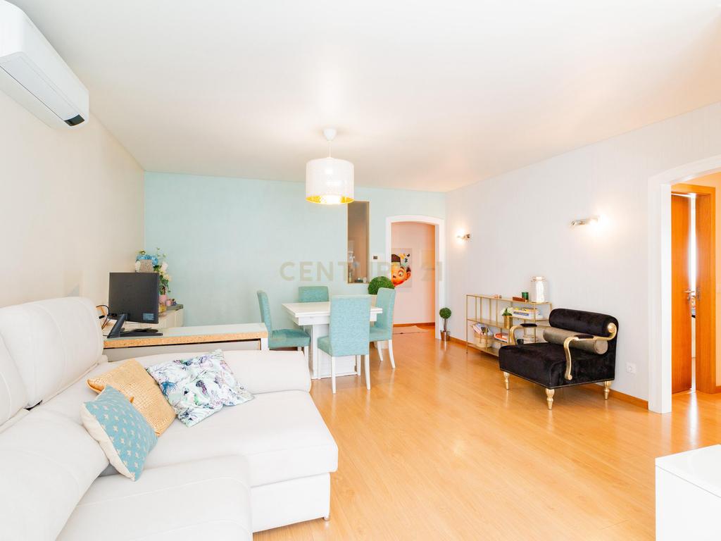 Apartamento Moderno T2 com Sótão e Garagem para Arrendamento na Boavista, Leiria - Image 23