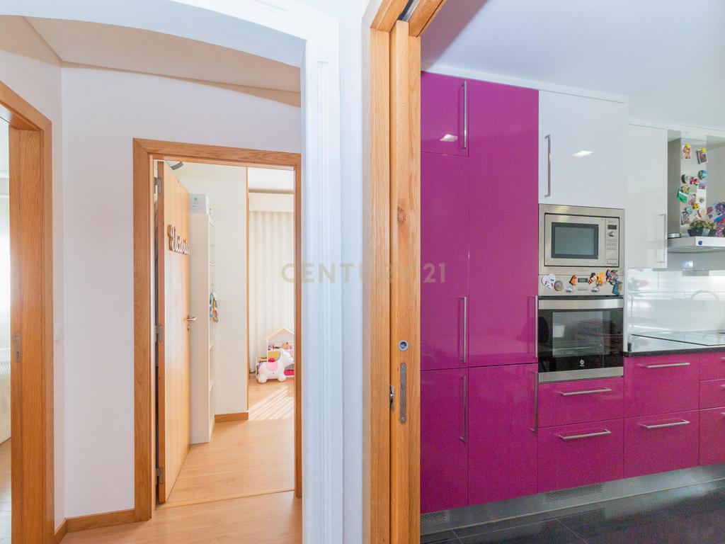 Apartamento Moderno T2 com Sótão e Garagem para Arrendamento na Boavista, Leiria - Image 11