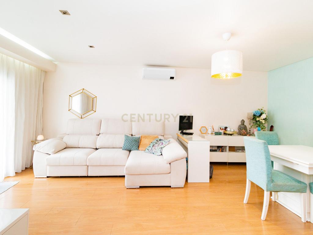 Apartamento Moderno T2 com Sótão e Garagem para Arrendamento na Boavista, Leiria - Image 1