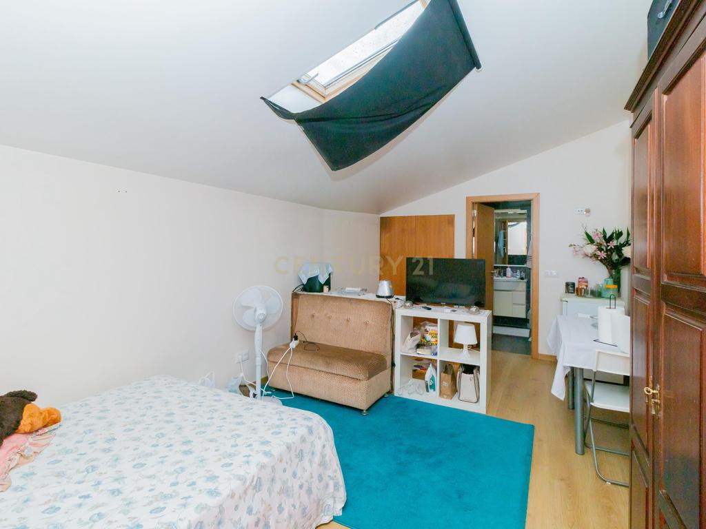 Apartamento Moderno T2 com Sótão e Garagem para Arrendamento na Boavista, Leiria - Image 25