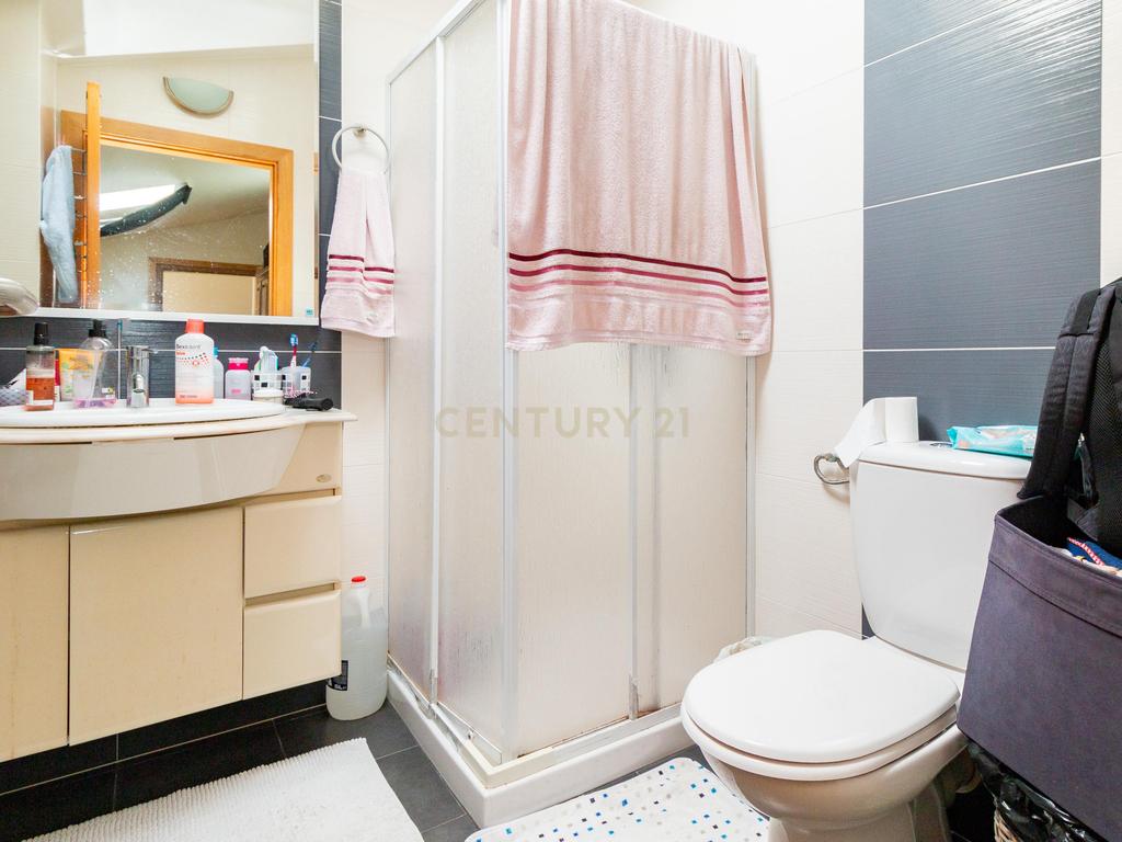Apartamento Moderno T2 com Sótão e Garagem para Arrendamento na Boavista, Leiria - Image 29