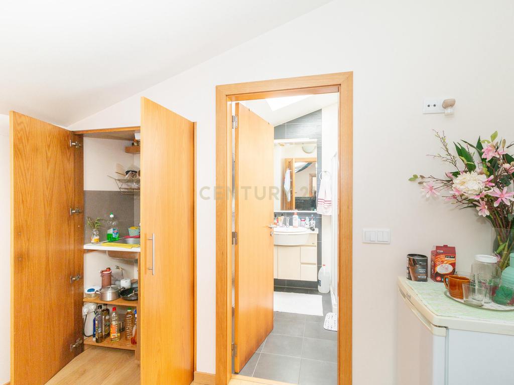 Apartamento Moderno T2 com Sótão e Garagem para Arrendamento na Boavista, Leiria - Image 27