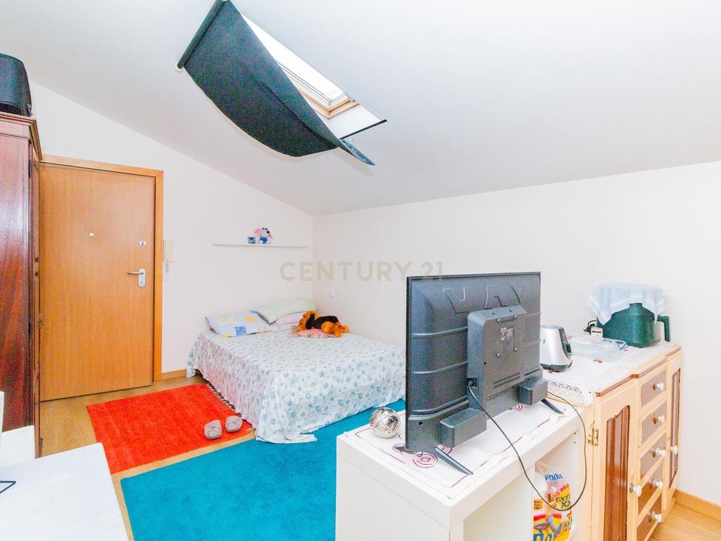 Apartamento Moderno T2 com Sótão e Garagem para Arrendamento na Boavista, Leiria - Image 28