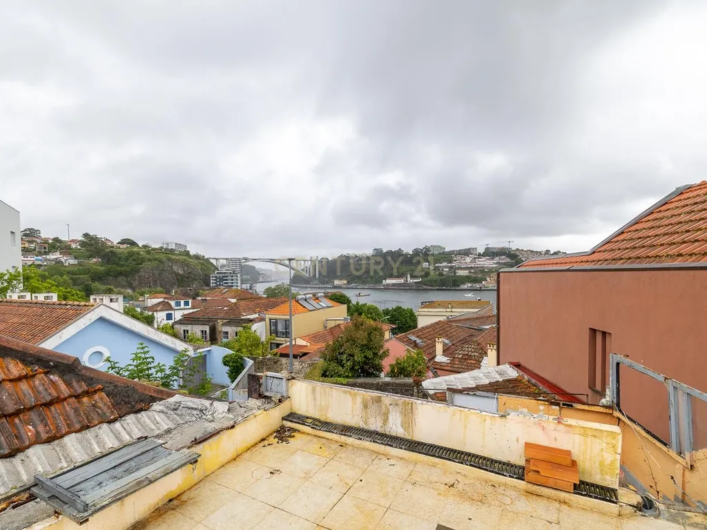 Moradia T4 perto da Ponte da Arrábida em construção. - Image 36