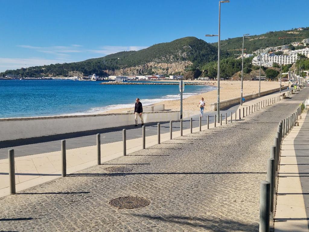 Prédio no Centro de Sesimbra – A 2 Minutos da Praia do Ouro - Image 1