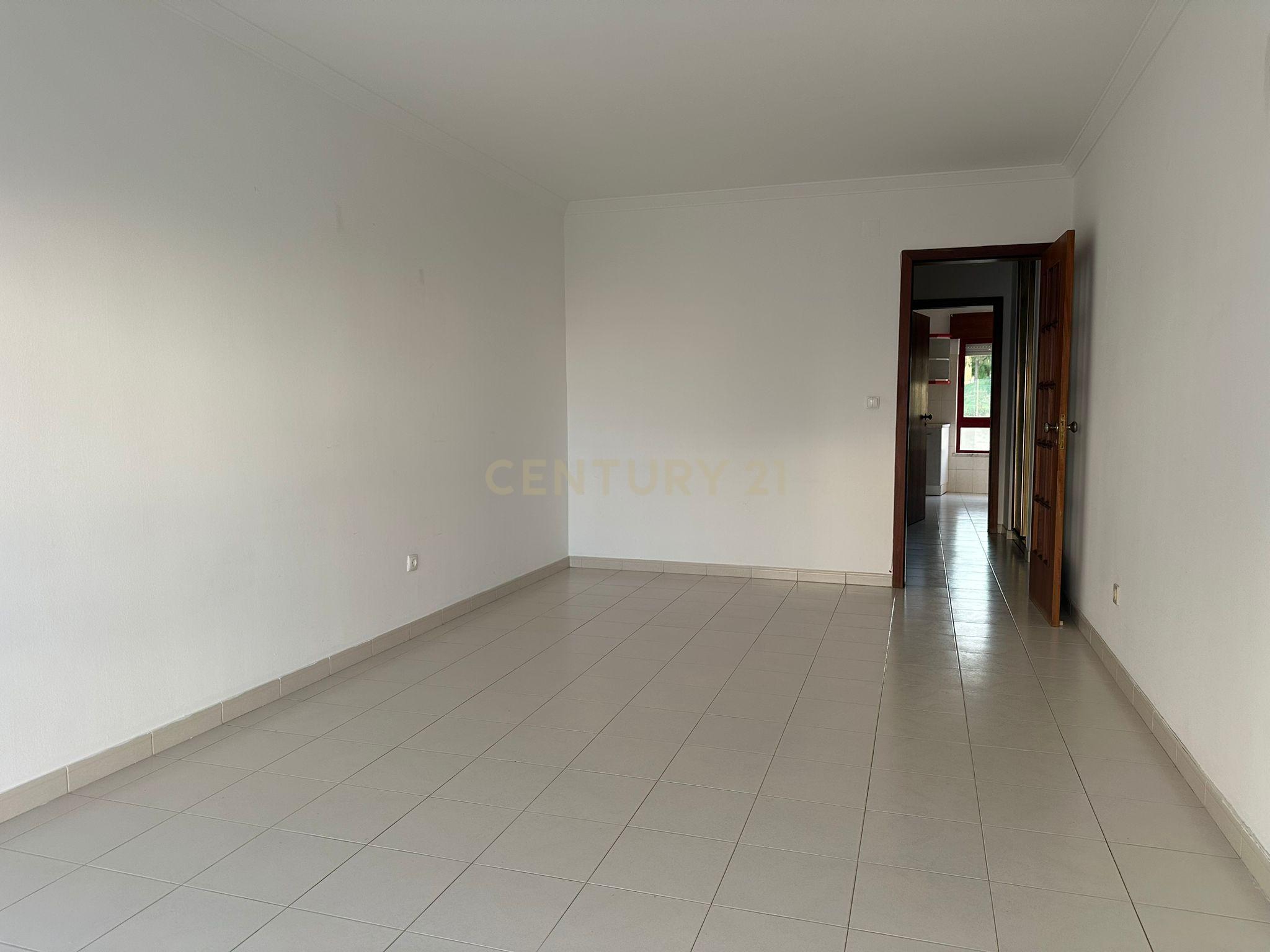 Fotografia 7 de Arrenda-se apartamento T3 amplo e bem localizado em Alverca.