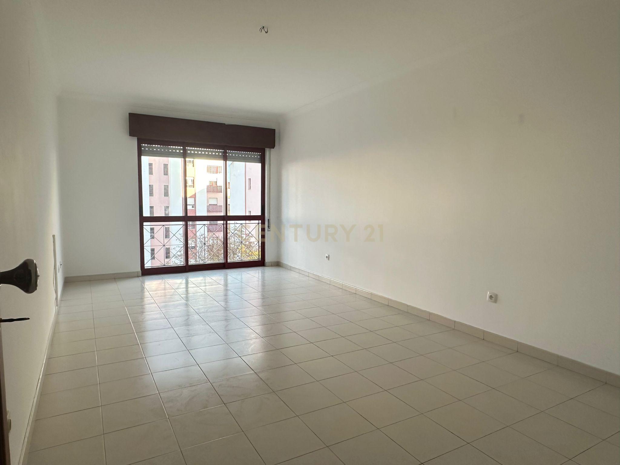 Fotografia 6 de Arrenda-se apartamento T3 amplo e bem localizado em Alverca.