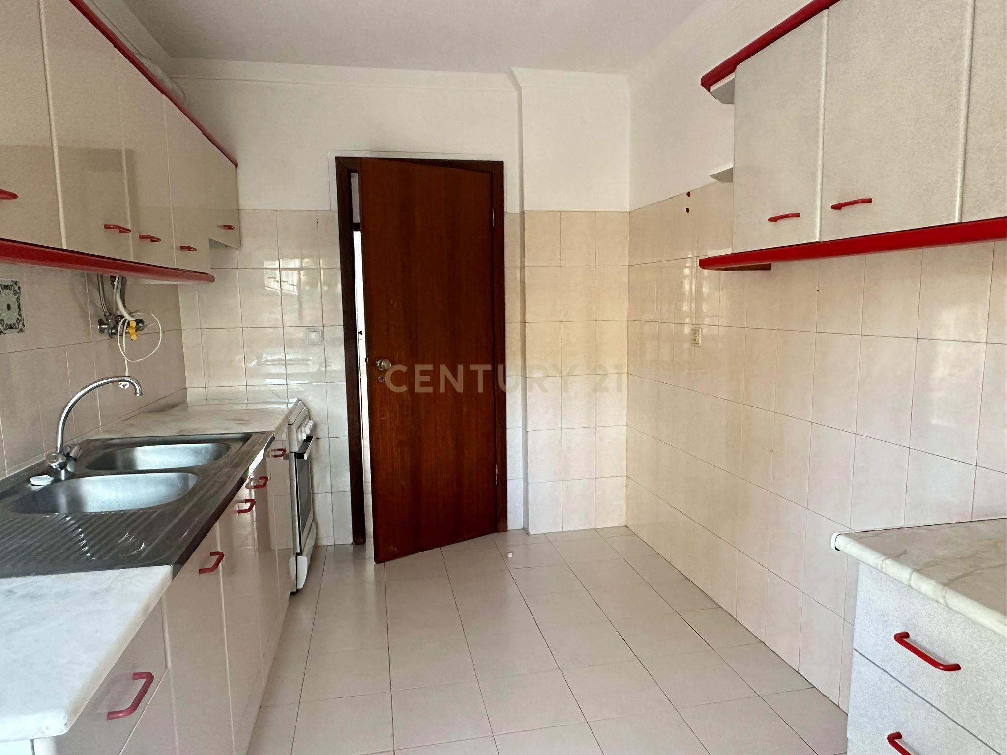 Fotografia 8 de Arrenda-se apartamento T3 amplo e bem localizado em Alverca.