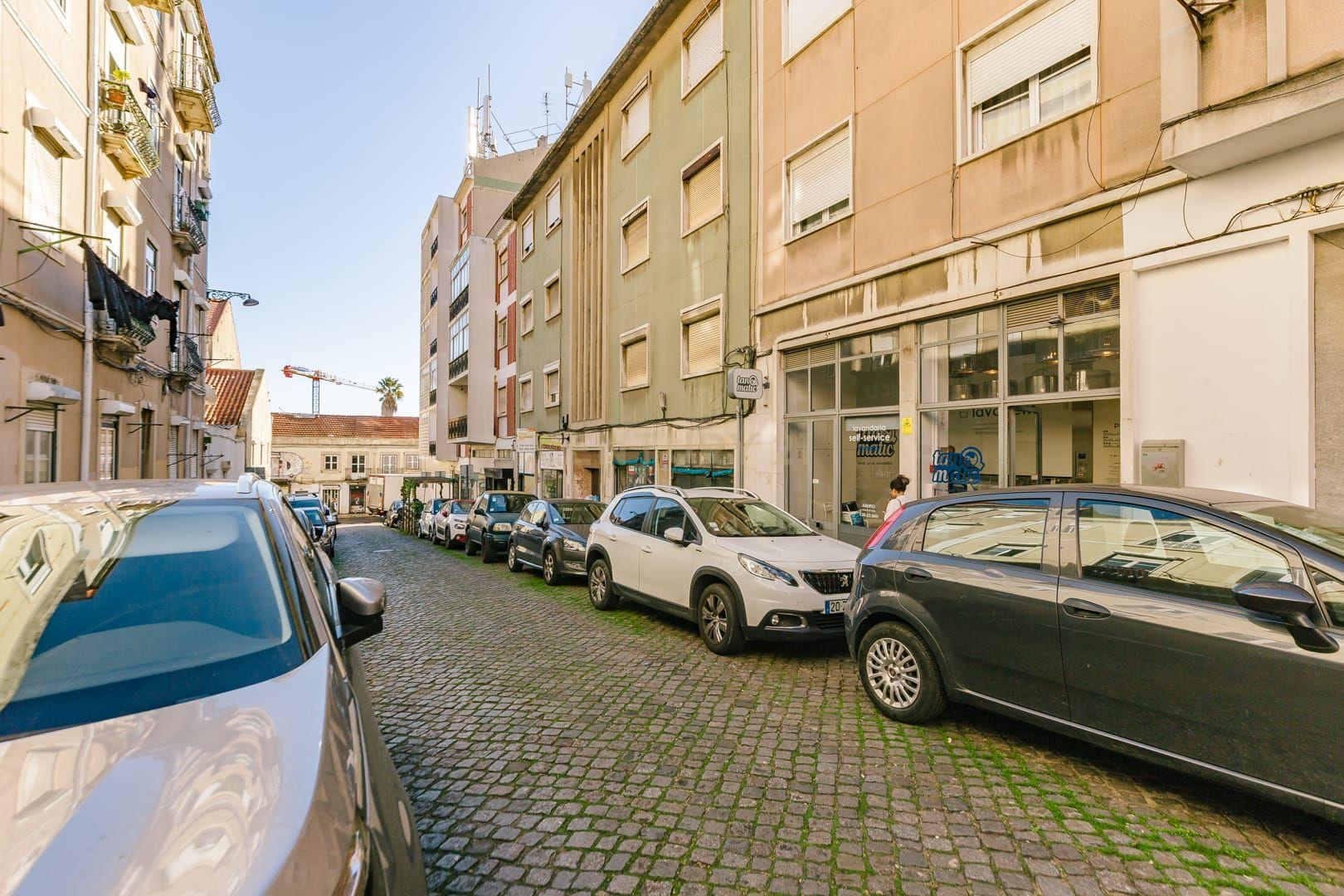 Apartamento T1 no Centro da Graça - Oportunidade de Renovação e Valorização - Image 49
