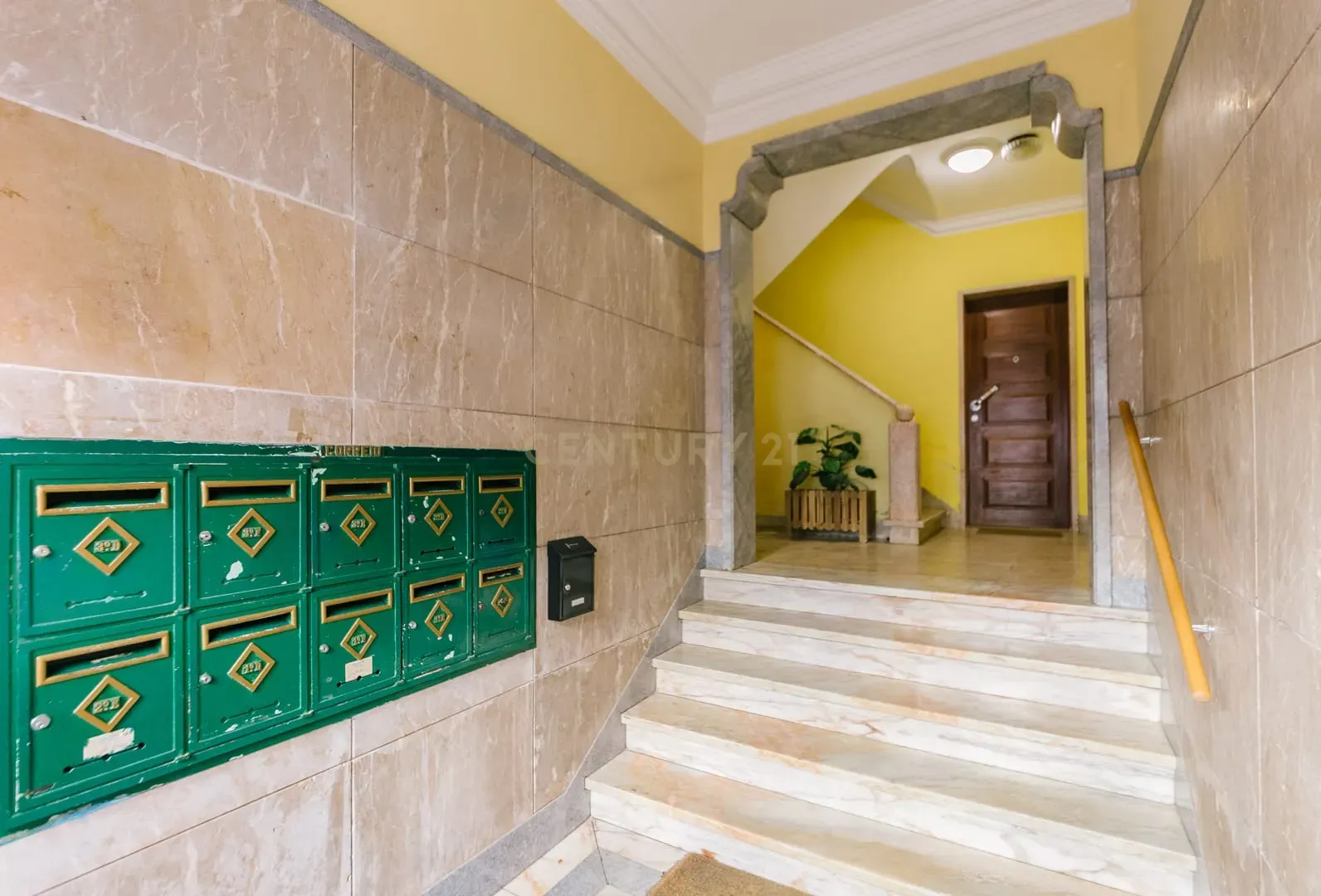 Apartamento T1 no Centro da Graça - Oportunidade de Renovação e Valorização - Image 48