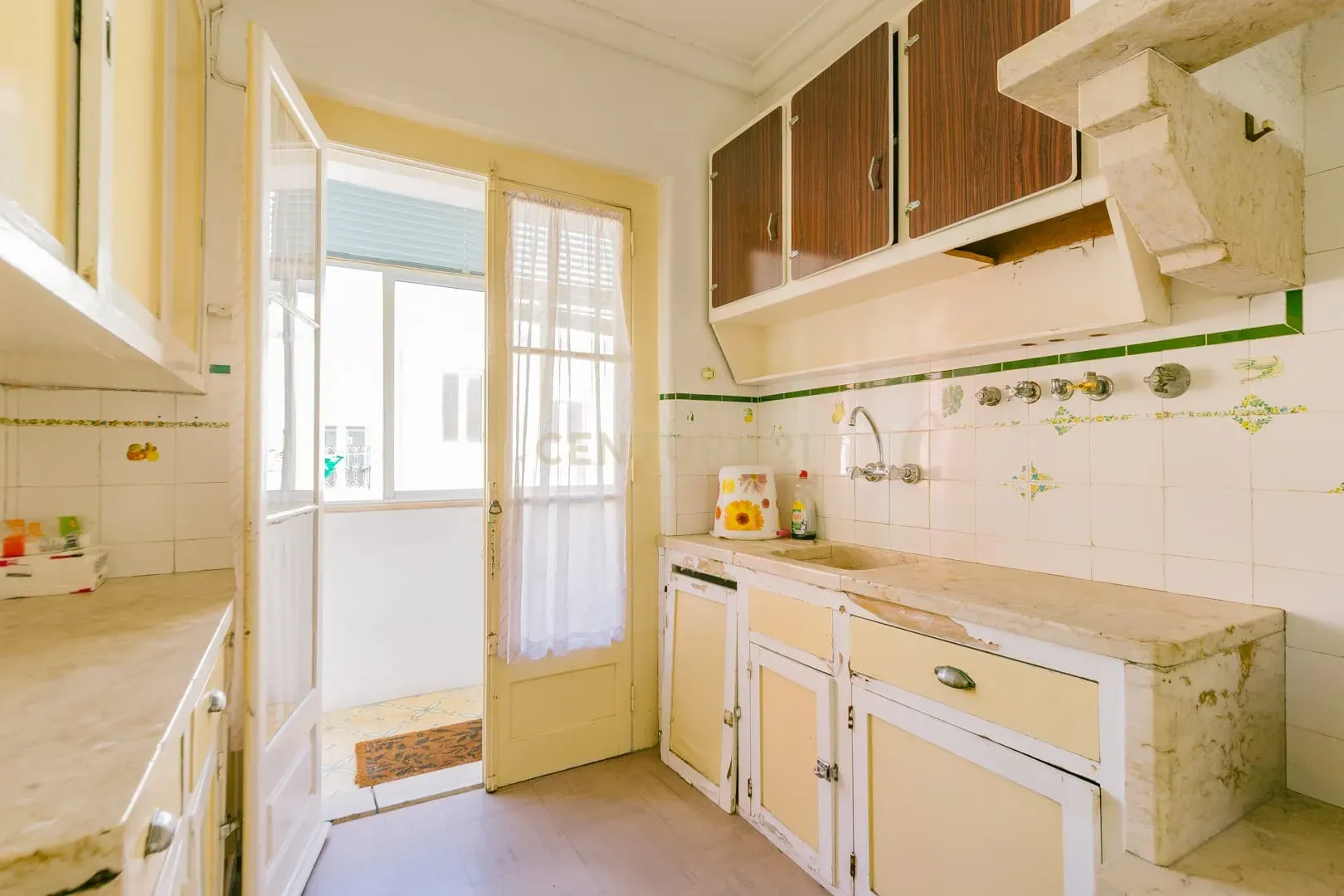 Apartamento T1 no Centro da Graça - Oportunidade de Renovação e Valorização - Image 17