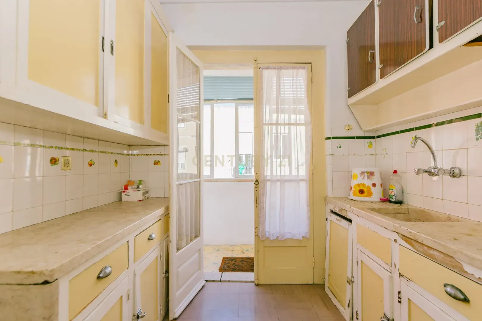 Apartamento T1 no Centro da Graça - Oportunidade de Renovação e Valorização - Image 16