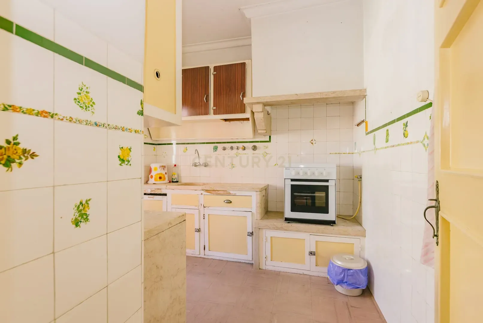 Apartamento T1 no Centro da Graça - Oportunidade de Renovação e Valorização - Image 10