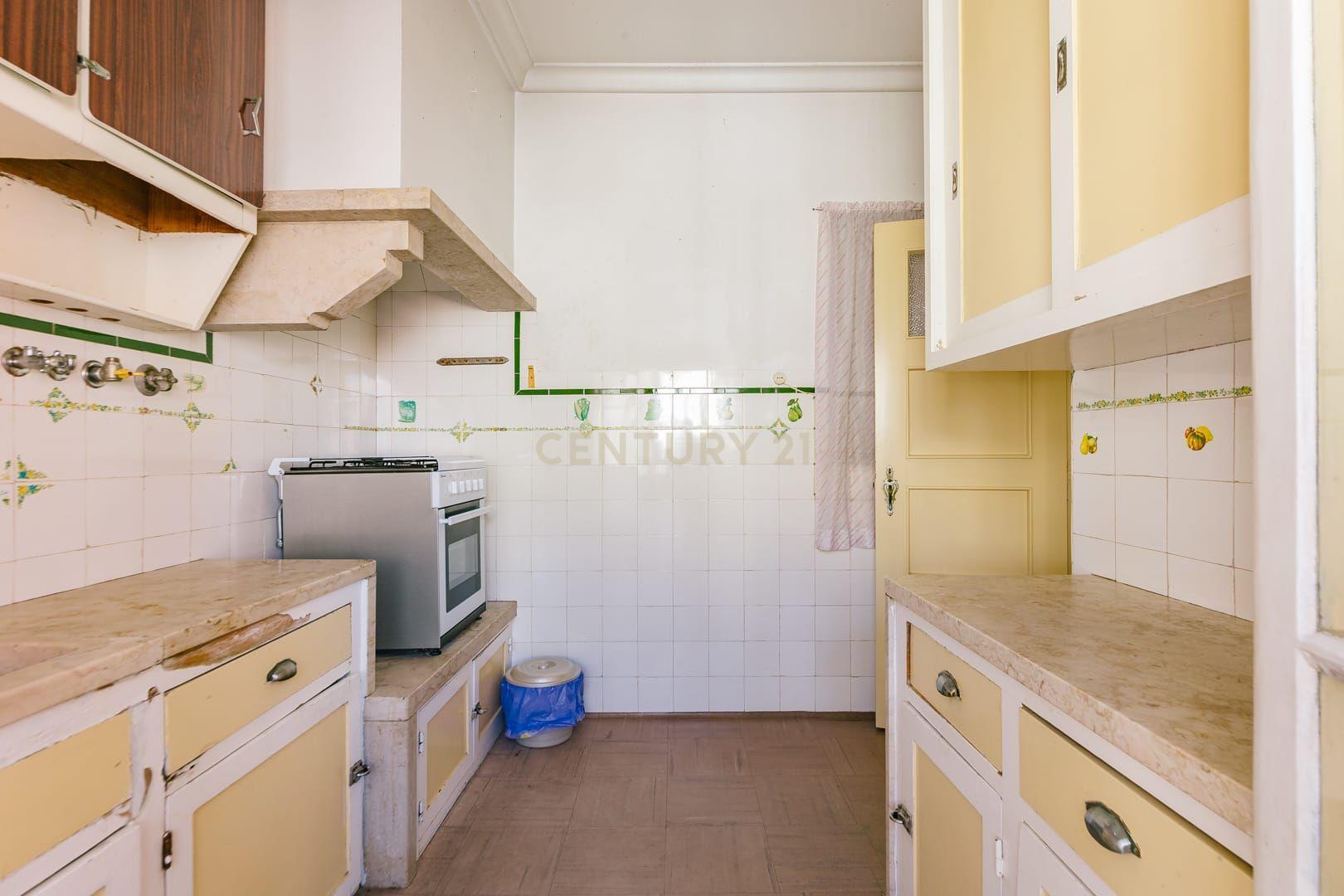 Apartamento T1 no Centro da Graça - Oportunidade de Renovação e Valorização - Image 14