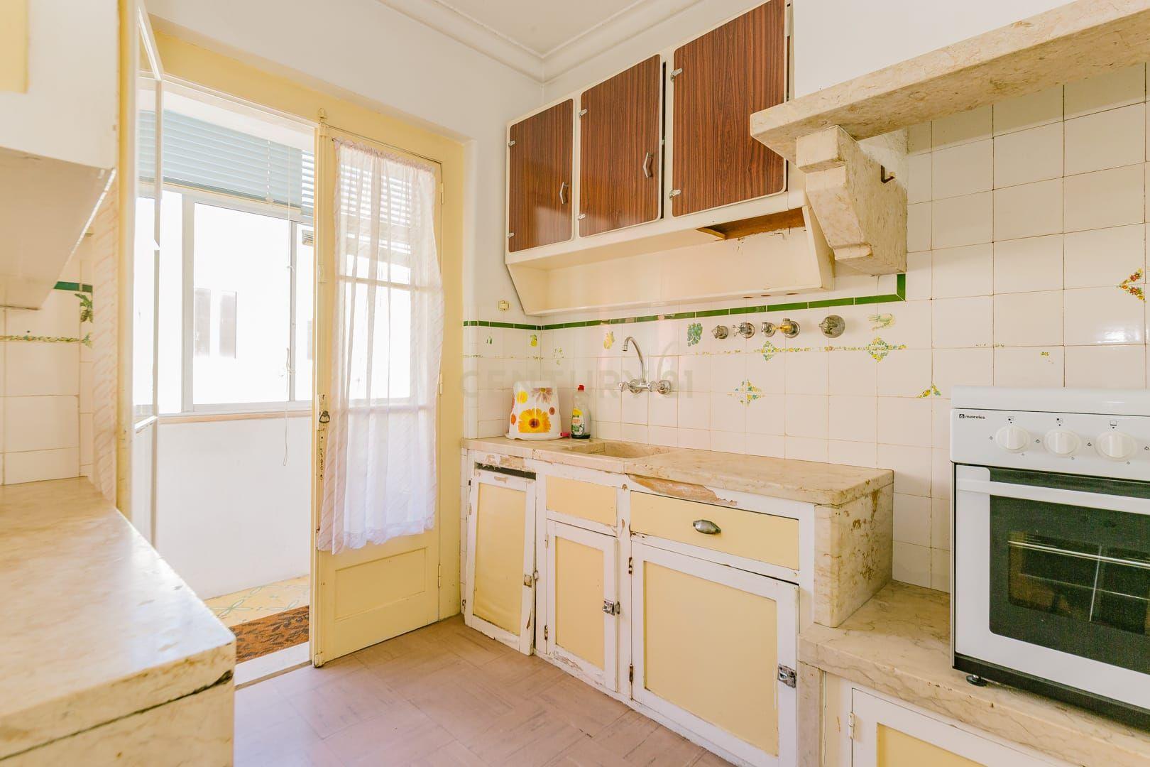 Apartamento T1 no Centro da Graça - Oportunidade de Renovação e Valorização - Image 12