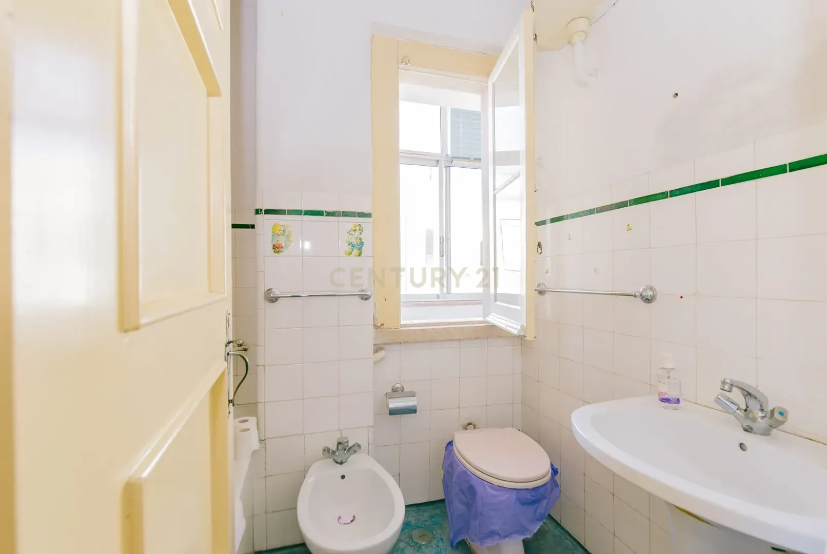 Apartamento T1 no Centro da Graça - Oportunidade de Renovação e Valorização - Image 41