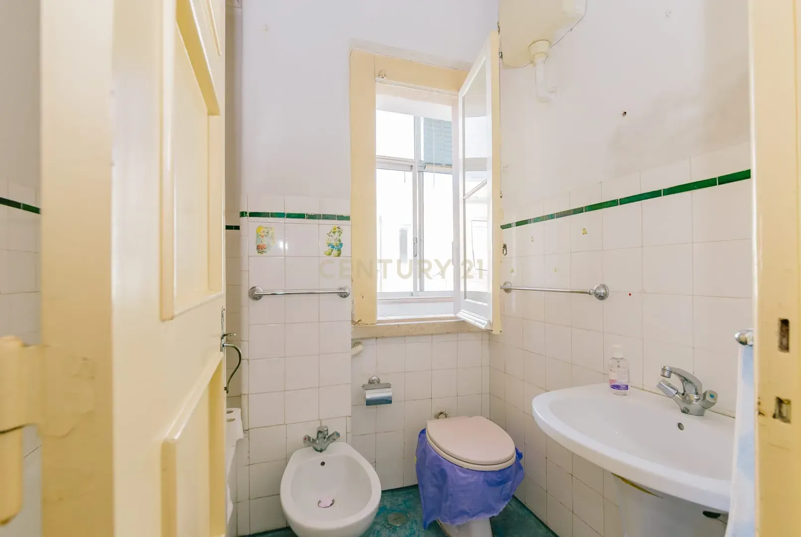 Apartamento T1 no Centro da Graça - Oportunidade de Renovação e Valorização - Image 43