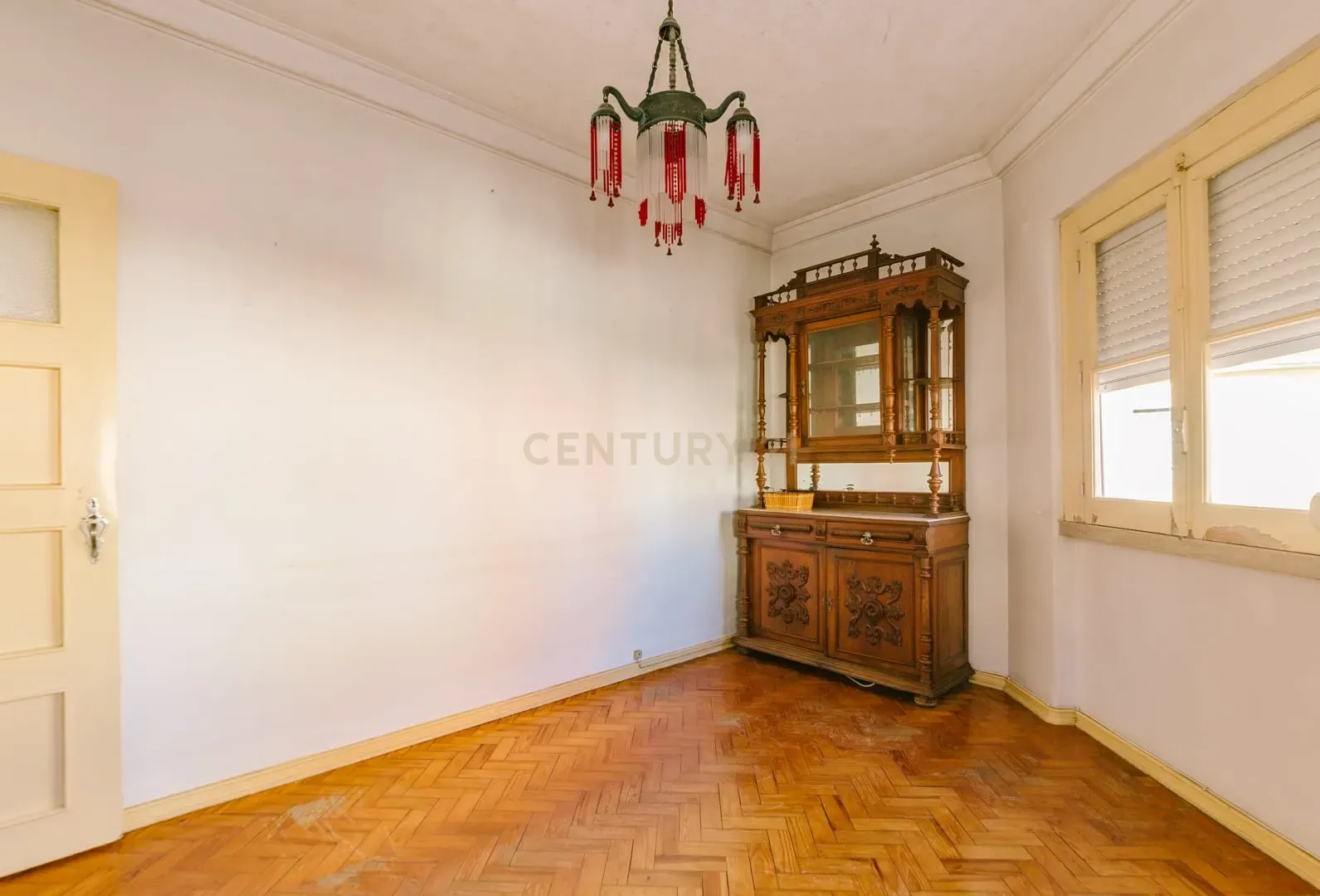 Apartamento T1 no Centro da Graça - Oportunidade de Renovação e Valorização - Image 4
