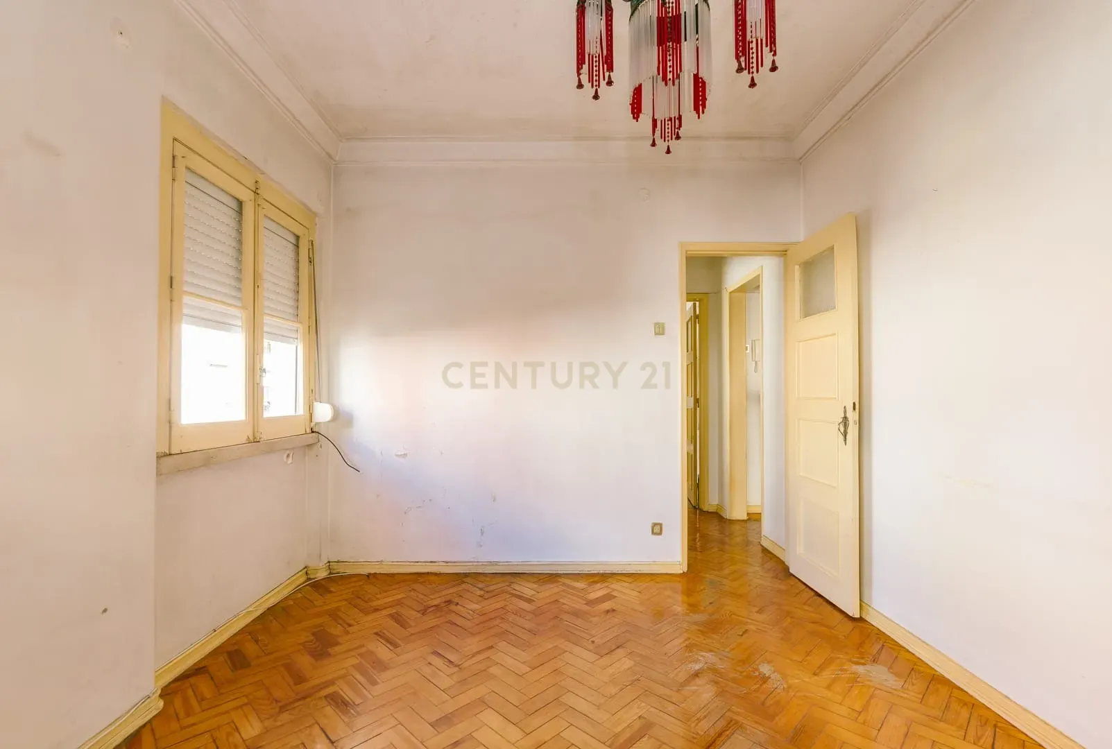 Apartamento T1 no Centro da Graça - Oportunidade de Renovação e Valorização - Image 2