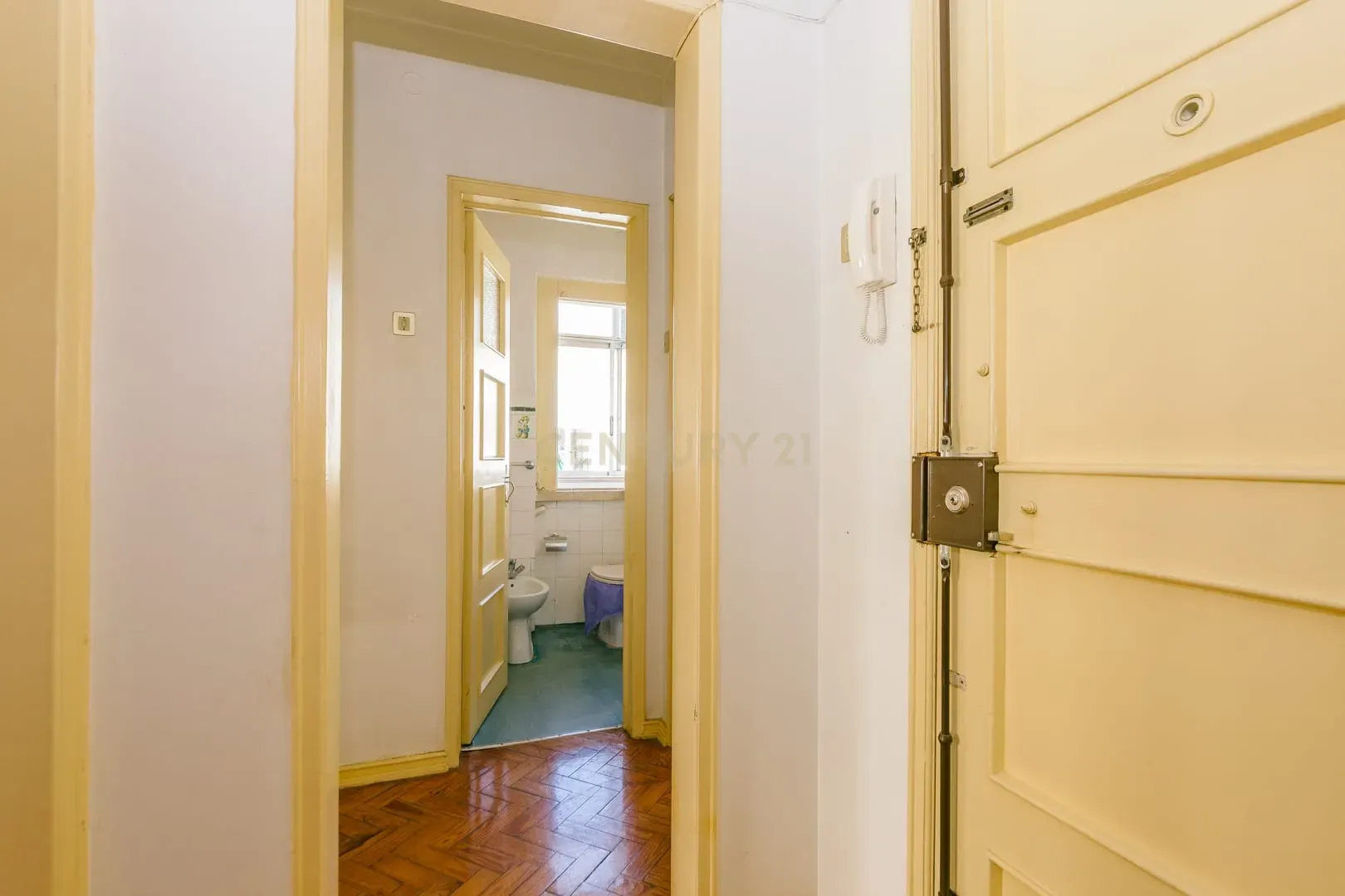 Apartamento T1 no Centro da Graça - Oportunidade de Renovação e Valorização - Image 21