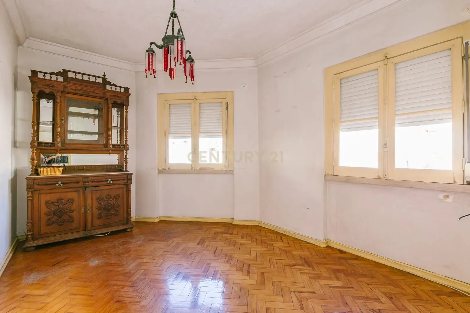 Apartamento T1 no Centro da Graça - Oportunidade de Renovação e Valorização - Image 6